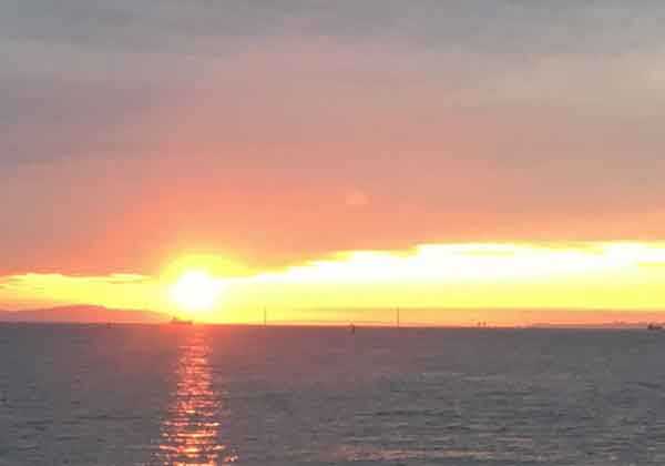 明石海峡に沈む夕日