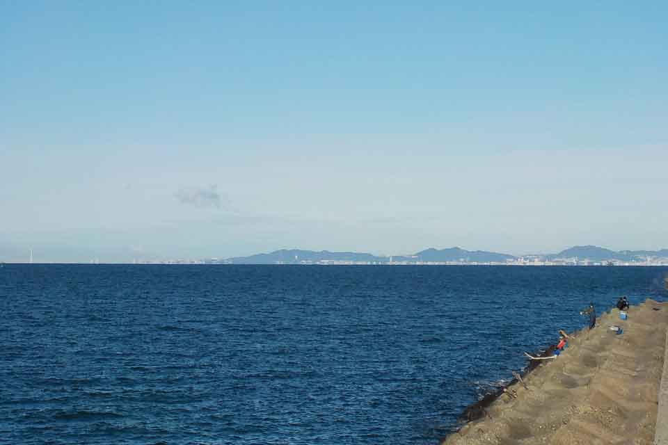 大津川尻から垂水を望む