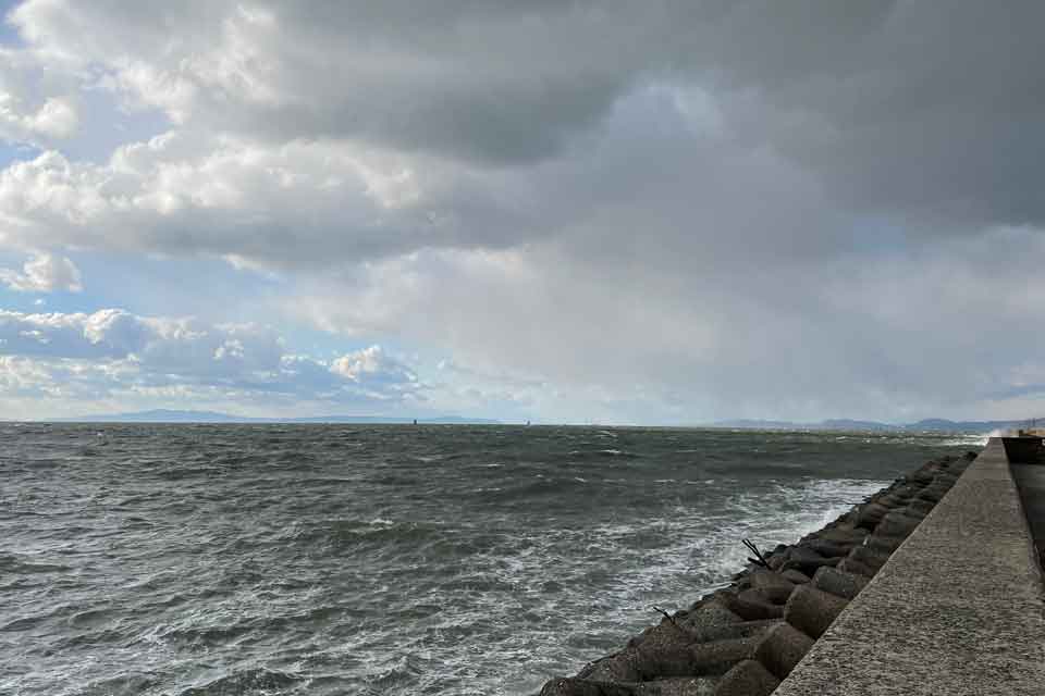 大荒れの大津川尻