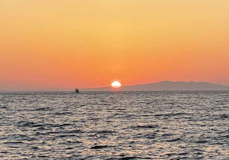 淡路島に沈む太陽