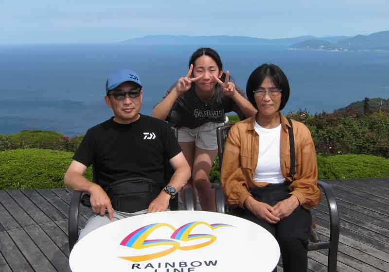 日本海をバックに記念撮影